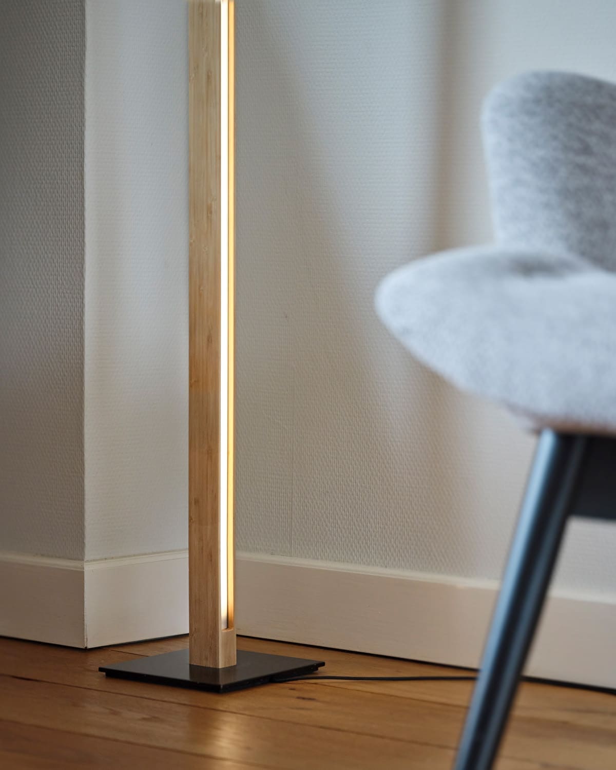 de bar een luxe staande bamboe design lamp in een design woonkamer