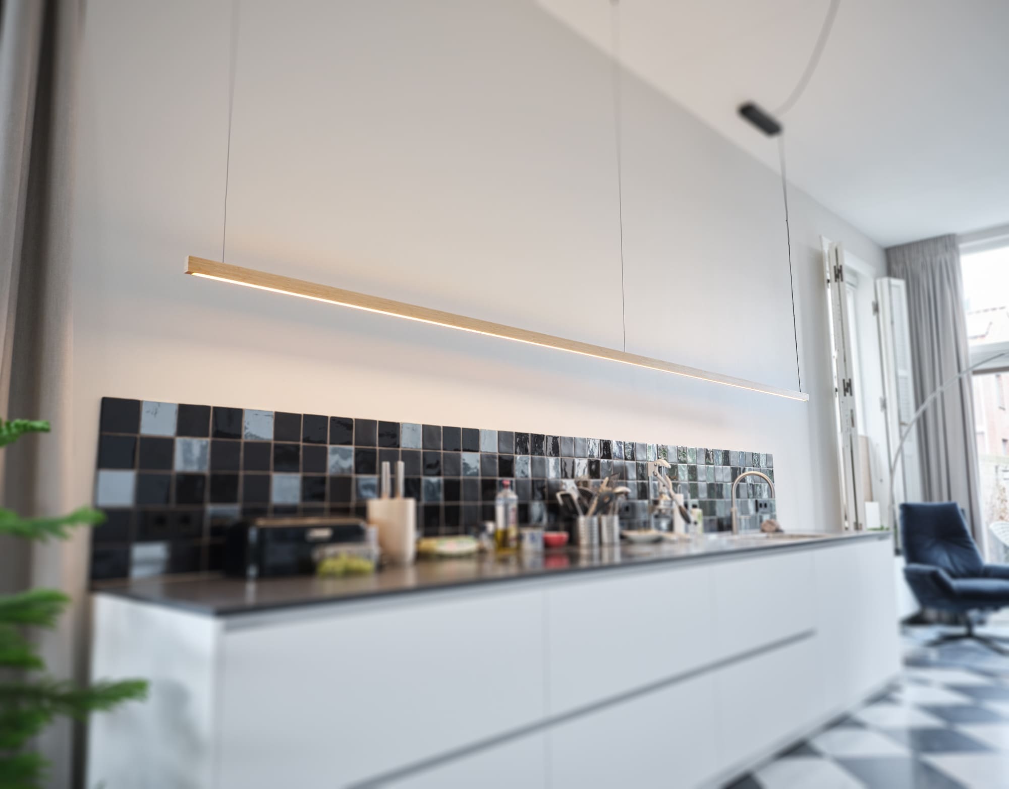 massive een exclusieve lamp van 4 meter bamboe hangend boven een keukenblok